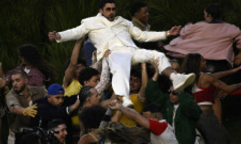 Bad Bunny, show la Super Bowl 2026. Invitați surpriză, energie și reacția lui Donald Trump: "Nimeni nu înţelege ce spune tipul ăsta"