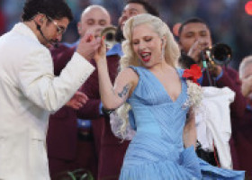 Lady Gaga, apariție surpriză la Super Bowl 2026. „Wow! Ce moment! Bad Bunny a convins-o să cânte și să danseze salsa!”