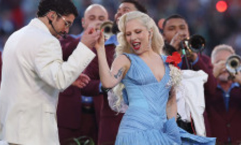 Lady Gaga, apariție surpriză la Super Bowl 2026. „Wow! Ce moment! Bad Bunny a convins-o să cânte și să danseze salsa!”