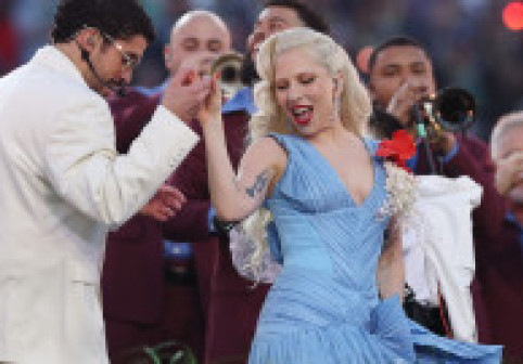 Lady Gaga, apariție surpriză la Super Bowl 2026. „Wow! Ce moment! Bad Bunny a convins-o să cânte și să danseze salsa!”