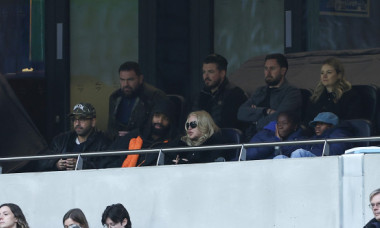 Spectatorii, surprinși total. Madonna, apariție neașteptată pe stadion, în Anglia, alături de iubitul ei cu aproape 40 de ani mai tânăr