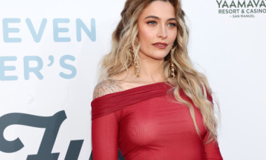 Paris Jackson, pe covorul roșu alături de fiul lui Tom Hanks. Fata lui Michael Jackson a făcut furori într-o rochie roșie