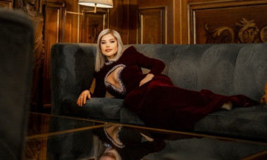 Rochie elegantă și mulată pe corp, decolteu care fură ochii. Loredana Groza, apariție senzuală și sofisticată la o gală din Londra