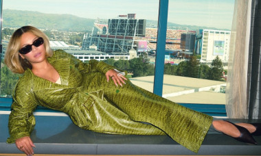 Beyonce, în pantaloni super mulați și o bluză decoltată. Și-a etalat formele voluptoase, silueta clepsidră și atitidunea de milioane