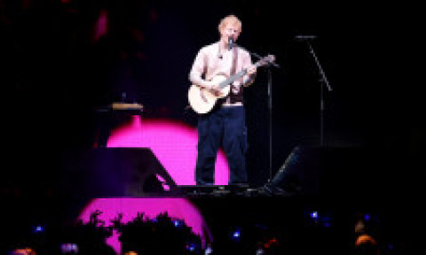 Ed Sheeran împlineşte 35 de ani. La vârsta de patru ani s-a alăturat corului bisericii. Cum a început drumul lui spre succes