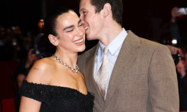 Dua Lipa și Callum Turner, „magnetici” pe covorul roșu la Berlinală. Artista, seducătoare într-o rochie neagră cu transparențe