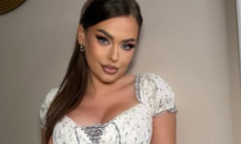 Misha, ca o zeiță într-o rochie albă, asortată cu o haină din blană. „Ești superbă!”, au complimentat-o fanii