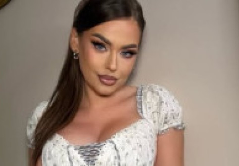 Misha, ca o zeiță într-o rochie albă, asortată cu o haină din blană. „Ești superbă!”, au complimentat-o fanii