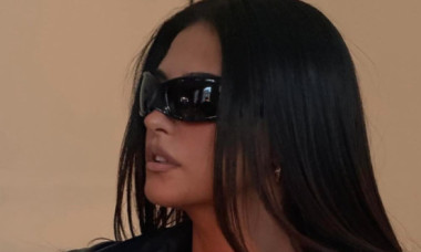 Antonia, sigură pe ea, într-o fustă cât o palmă și cu abdomenul perfect sculptat la vedere. Frumusețea ei întoarce toate privirile