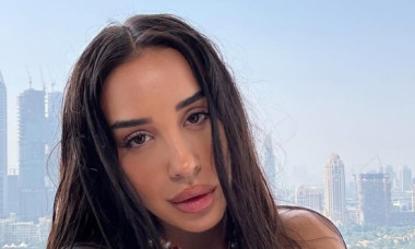 Ștefania strălucește sub soarele dogoritor din Dubai. În costum de baie, cu tatuajele la vedere, a pozat pe balconul camerei ei