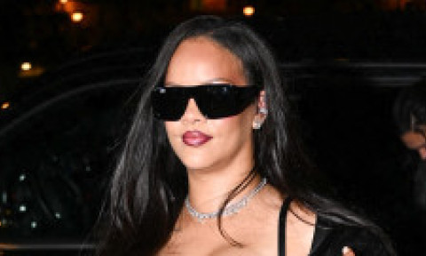 Rihanna, diva care își alege singură cartofii și ceapa verde. Cu ochelari de soare și geantă pe braț, a împins căruciorul în magazin