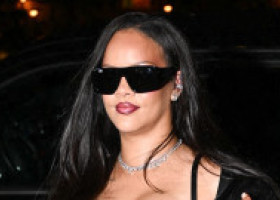 Rihanna, diva care își alege singură cartofii și ceapa verde. Cu ochelari de soare și geantă pe braț, a împins căruciorul în magazin