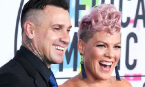 Pink, reacție după ce presa americană i-a pus divorțul pe prima pagină: „Le spuneți voi și copiilor noștri?”