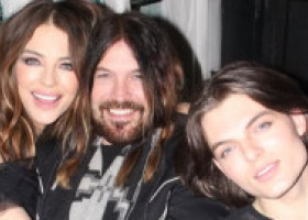 Fiul lui Elizabeth Hurley aprobă relația ei cu Billy Ray Cyrus: "Îl ador". Actrița și unicul ei copil sunt legați "ca niște gemeni"