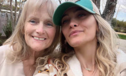 Paris Jackson s-a întâlnit prima dată cu mama ei, Debbie Rowe, abia la 15 ani: "Suntem foarte asemănătoare"
