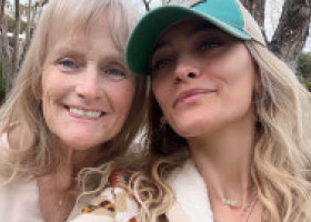 Paris Jackson s-a întâlnit prima dată cu mama ei, Debbie Rowe, abia la 15 ani: "Suntem foarte asemănătoare"