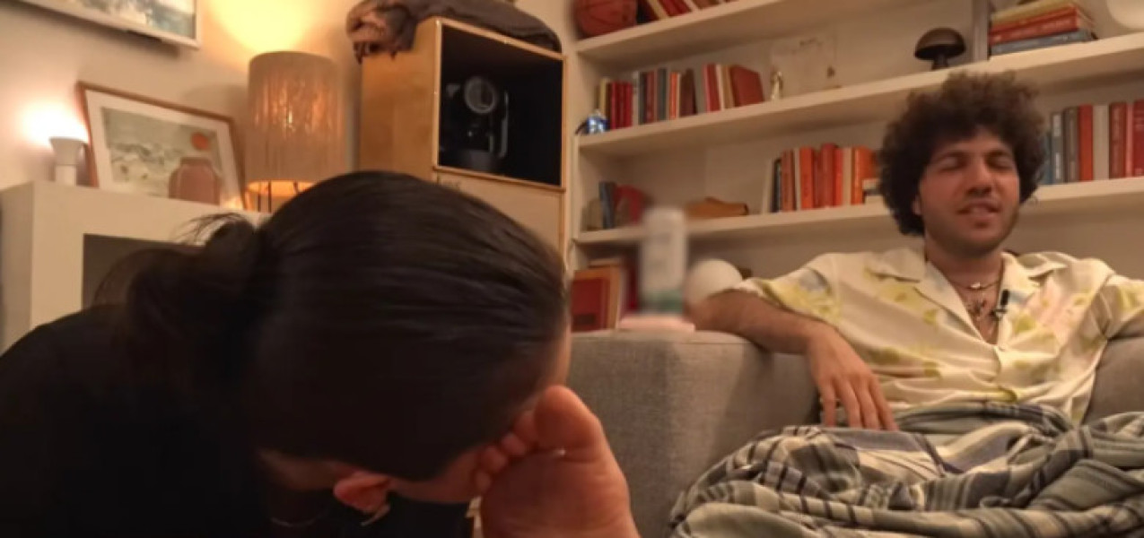 selena gomez ii saruta picioarele lui benny blanco (2)