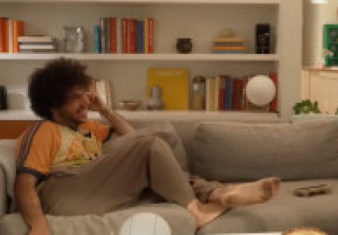 Benny Blanco, prima reacție după scandalul „picioarelor murdare”. Ce spune artistul despre igiena sa: „Știu că miros bine”