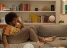 Benny Blanco, prima reacție după scandalul „picioarelor murdare”. Ce spune artistul despre igiena sa: „Știu că miros bine”