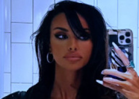 Mădălina Ghenea și picioarele ei interminabile fură toți ochii. Pe plajă sau în rochie minusculă cu tocuri înalte, e inconfundabilă