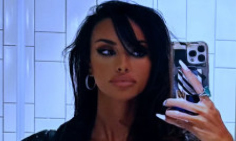 Mădălina Ghenea și picioarele ei interminabile fură toți ochii. Pe plajă sau în rochie minusculă cu tocuri înalte, e inconfundabilă