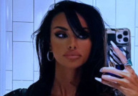 Mădălina Ghenea și picioarele ei interminabile fură toți ochii. Pe plajă sau în rochie minusculă cu tocuri înalte, e inconfundabilă