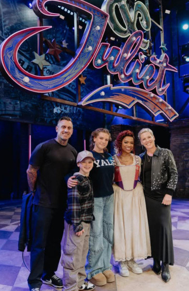 pink, sotul si copiii