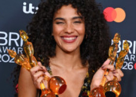 După reușita de la Grammy, Olivia Dean a triumfat și la Brit Awards, unde a câștigat patru premii. „Vă mulțumesc. Aţi crezut în mine!”