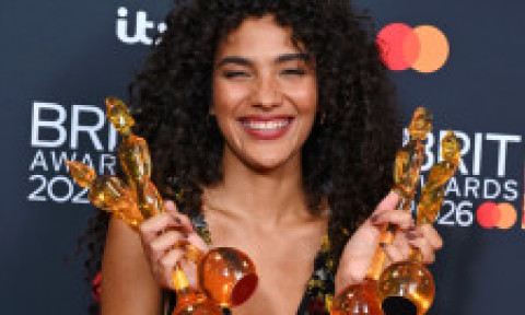 După reușita de la Grammy, Olivia Dean a triumfat și la Brit Awards, unde a câștigat patru premii. „Vă mulțumesc. Aţi crezut în mine!”