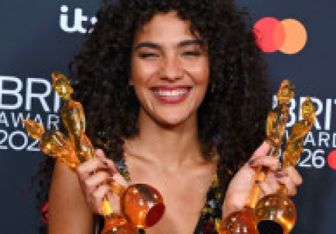 După reușita de la Grammy, Olivia Dean a triumfat și la Brit Awards, unde a câștigat patru premii. „Vă mulțumesc. Aţi crezut în mine!”