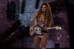 Shakira performs for free in Mexico