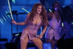 Shakira performs for free in Mexico