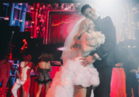 Andreea Bălan, surpriză de proporții pe scenă. Îmbrăcată în rochie de mireasă, a făcut "nuntă" cu Victor Cornea la concert