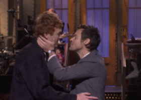 Harry Styles ironizează zvonurile apărute despre el și sărută un bărbat în direct la tv: "Viața mea e plictisitoare"