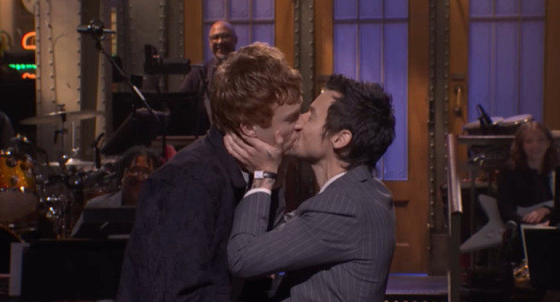 harry styles, sarut cu un barbat la snl (1)