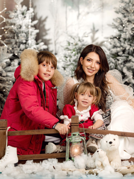 Celia, alături de copiii ei/ Facebook