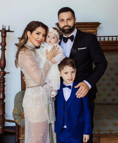 Celia și soțul ei, alături de copiii lor/ Facebook