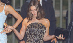 Hailey Bieber, surprinsă plecând de la petrecerea Vanity Fair cu o gogoașă în mână/ Profimedia