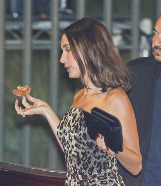 Hailey Bieber, surprinsă plecând de la petrecerea Vanity Fair cu o gogoașă în mână/ Profimedia