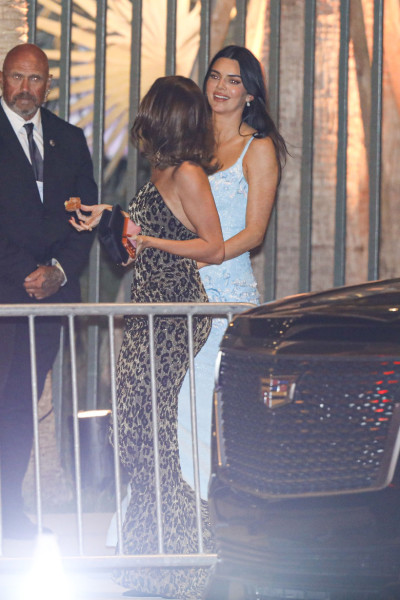 Hailey Bieber, surprinsă plecând de la petrecerea Vanity Fair cu o gogoașă în mână/ Profimedia