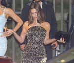 Hailey Bieber, surprinsă plecând de la petrecerea Vanity Fair cu o gogoașă în mână/ Profimedia