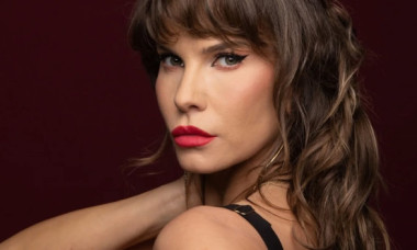 Are 47 de ani, dar se mândrește cu un trup de zeiță. Anna Lesko, fabuloasă într-o rochie cu decupaje și decolteu amplu