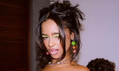 În loc de bluză a avut doar un tatuaj aplicat direct pe pielea goală. Tyla a completat cu blugi cu talie joasă, lăsați descheiați