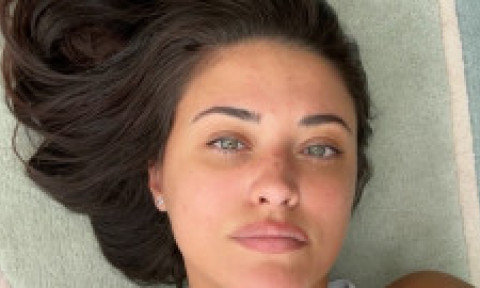 Nu trece neobservată! Antonia și-a arătat bronzul într-un top scurt și foarte decupat, dar a plusat și cu atitudinea provocatoare