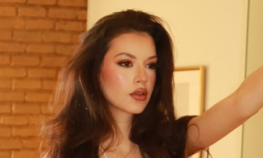 Cleopatra Stratan, în era ei seducătoare. În fustă mini, dresuri fine și pantofi cu toc, surprinde cu o imagine senzuală