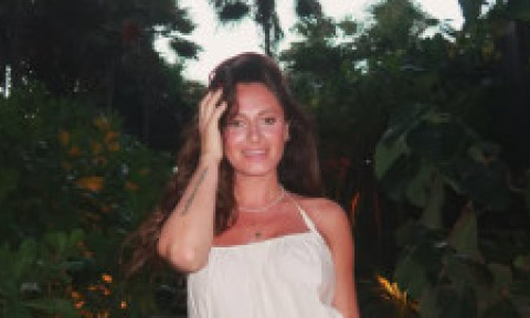 Raluka și iubitul ei cu 22 de ani mai mare, dans pe plajă și un moment rar de intimitate lăsat la vedere. Vacanță de vis în Mexic