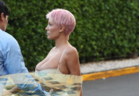 Bianca Censori, o nouă apariție controversată. Fanii au reacționat vehement: „Nu a mai purtat haine adevărate de ani!”