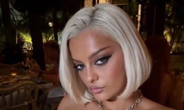 Kim Kardashian din muzică. Bebe Rexha, într-o rochie ciocolatie din piele atât de mulată încât de abia putea merge