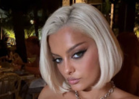 Kim Kardashian din muzică. Bebe Rexha, într-o rochie ciocolatie din piele atât de mulată încât abia putea merge