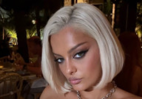 Kim Kardashian din muzică. Bebe Rexha, într-o rochie ciocolatie din piele atât de mulată încât abia putea merge